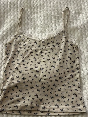 Brandy Melville top - Köpte toppen begagnat för några månader sen men kom aldrig till andvändning. Är i ett mycket bra skick och har inget synligt slitage. Använder förra säljarens bilder.