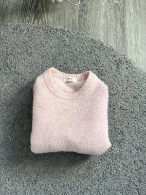 Ljusrosa stickad tröja Gina Tricot - Superfint skick, perfekt att ha sommarkvällar