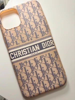 Dior skal iPhone 11 PRO - Använt men fortfarande i fint skick. Till iPhone 11 PRO 