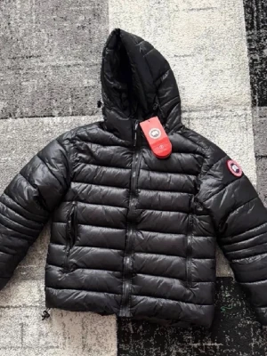 Svart vår/höst jacka från Canada Goose - ”Pris kan diskuteras vid snabb affär”Snygg svart dunjacka från Canada Goose med huva och dragkedja framtill. Jackan har två sidofickor med dragkedja och klassisk logotyp på vänster ärm. Perfekt för kalla vinterdagar och riktigt varm tack vare dunfyllningen. Fler bilder och för andra frågor kontakta mig