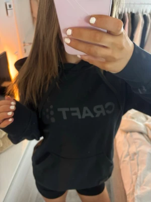 craft hoodie - super skön craft hoodie. perfekt till sport och matcher med ett otroligt varmt och mjukt material. pris kan diskuteras 