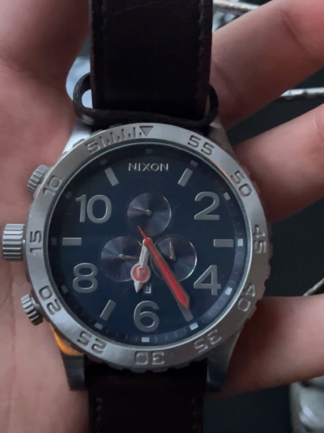 Nixon klocka med brunt läderband - 1