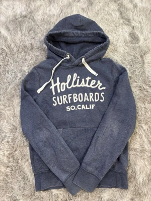 Hollister Hoodie - Säljer denna sällsynta och mycket eftertraktade Hollister hoodie | Storlek M | Bra skick | Vid eventuella frågor hör gärna av dig och erbjuder bra pris vid köp av bundle 😁✅
