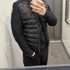 Parajumper Cardigan - Säljer knappt använd parajumper jacka. Felfri och ren. Häng galge från nk följer med. 