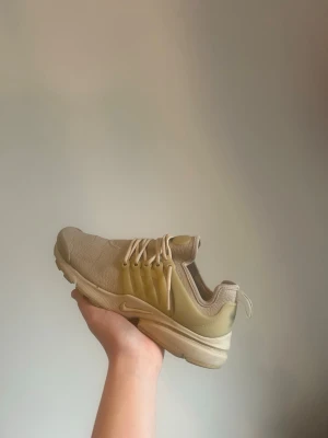 Beige Nike sneakers - • säljer ett par snygga Nike presto • använda men fortfarande i bra skick • färg: beige • priset går absolut att diskutera!🤝 
