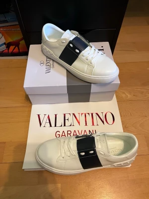 Valentino skor - Säljer dessa sprillans nya valentino opens som kommer med en box och påse. Som ni kan se på bilden har jag målat för storleksetiketten för att den var ful. Skriv vid minsta fundering och pris kan diskuteras 
