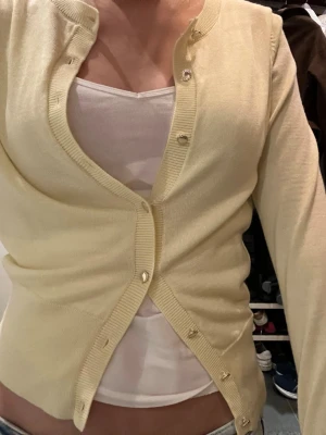 Superfin kofta - Supersöt lite tunnare smörgul kofta💞