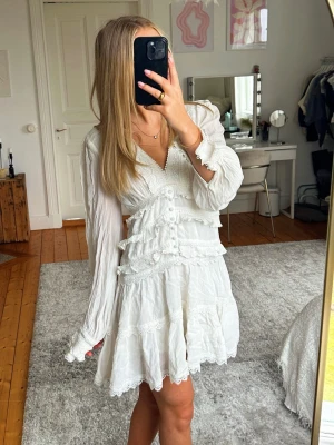 Klänning - Allsaints - Säljer min magiska studentklänning som är i lite Stockholm stil. Den är såklart bara använd en gång och i utmärkt skick. Köpte för nästan 3000kr på Zalando!❤️