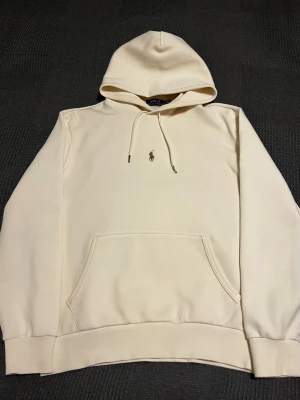 Ralph lauren hoodie - Tjena säljer en riktigt fin hoodie från Ralph Lauren. Tröjan är crémefärgad och är Storlek M. Modellen heter double knit hoodie och kostar 2300kr ny. Hör av er vid funderingar👍