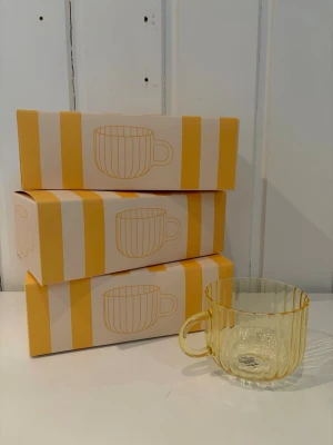 Mugg - Säljer 6 stycken ”Rill” koppar i gult som utgått ur Åhléns sortiment. Ena förpackningen är öppnad endast för att kolla på muggarna. Utöver det är alla muggar helt oanvända och två av förpackningarna oöppnade🤗