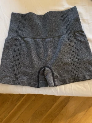 Grå sömlösa träningstights shorts - Gråa sömlösa shorts  Perfekta för träning eller gymmet, med stretchigt material som ger en tight passform och bra stöd.