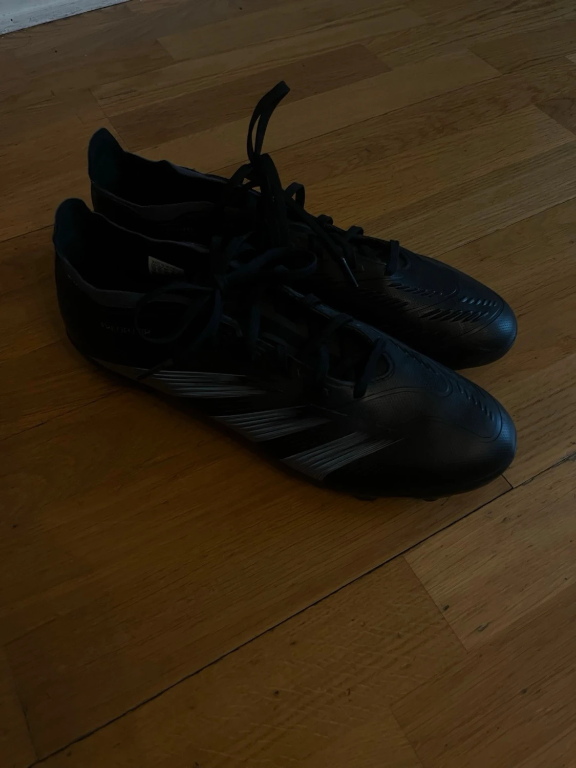 Svarta Adidas fotbollsskor