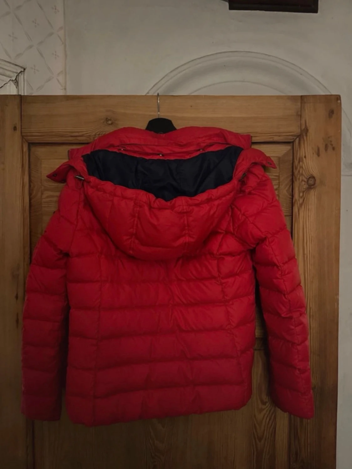 Röd pufferjacka från Tommy Hilfiger  - 1