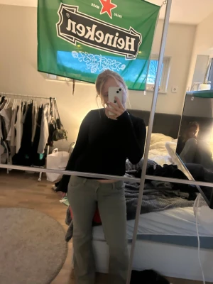 Grågröna bootcut jeans - Snygga grågröna jeans med bootcut passform och låg midja. Klassisk femficksmodell med bälteshällor och dragkedjegylf. Perfekta för en trendig och avslappnad look.