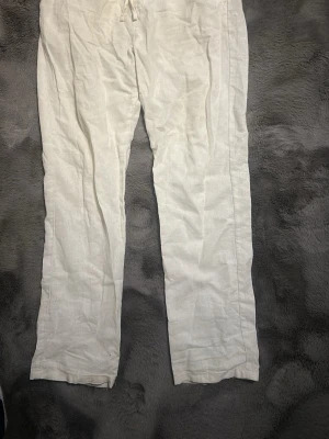 Linne byxor  - Säljer ett par linne byxor, köpte dem förra sommaren och har använt dem 1-2 gånger. Storlek S.