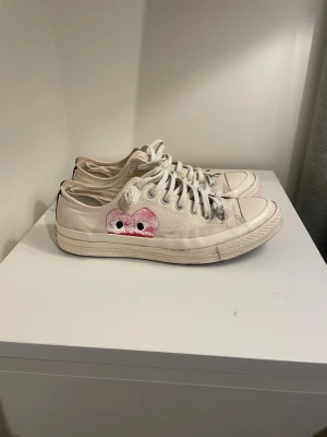 Converse x CDG skor  - Tja! Säljer dessa skitsnygga converse x cdg skorna. Dem är i storlek 44 men passar 43/44. Bara skorna som ingår. Har du några frågor är det bara höra av dig!