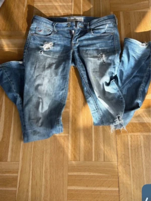Hollister bootcut jeans med hål  - jättefina hollister jeans med hål, skriv för mått osv❤️köpta på vinted🙏🏻