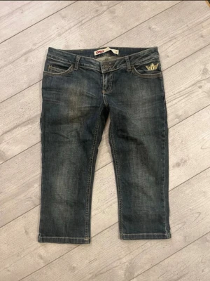 Capri jeans från Only - Lågmidjade Capri byxor från only i storlek L.