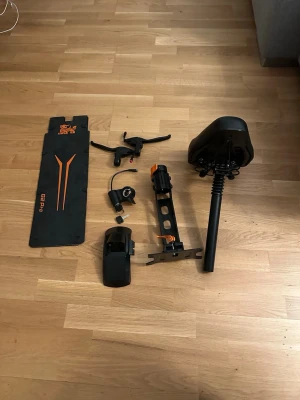 Kukirin delar pris diskuteras sätter bara ett pris  - Hej säljer massa tillbehör kan hämtas!GBG eller fraktas tryggt och enkelt med Plick eller vinted pris diskuteras. Kan köpa styck grejer allt är nytt 