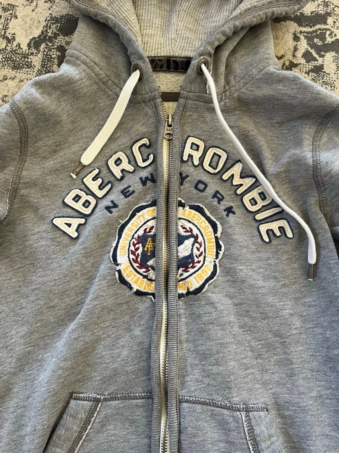 Grå zip up hoodie från Abercrombie - 2