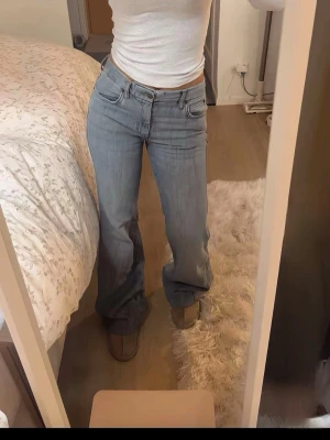 Bootcut jeans  - Populära Bootcut jeans från Zara. Har lite slitningar nere vid foten baktill. Bild kan skickas 
