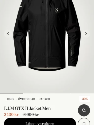 Svart Haglöfs L.I.M GTX II regnjacka - Säljer en svart Haglöfs L.I.M GTX II regnjacka med huva och hel dragkedja framtill. Jackan är tillverkad i lätt och slitstarkt Gore-Tex-material, har reflekterande detaljer och en bröstficka med dragkedja. Perfekt för regniga dagar.