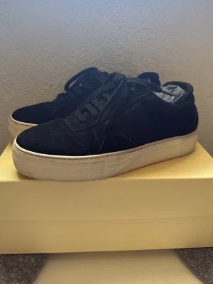 Axel arigato skor  - Snygga stilrena skor i bra skick. De är i storlek 38. Lite orena på just den vita sulan som man säkert kan få bort med skovård. Annars väldigt fina med arigato märket kvar i guld på sidan av skon. Original förpackning följer med med en dustbag. 