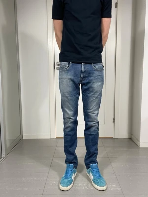 Replay Anbass Hyperflex Jeans  - Säljer nu dessa Replay Anbass Hyperflex jeans som är slitna pga användning, W31 o L32, skriv för fler bilder/frågor🙌🏼