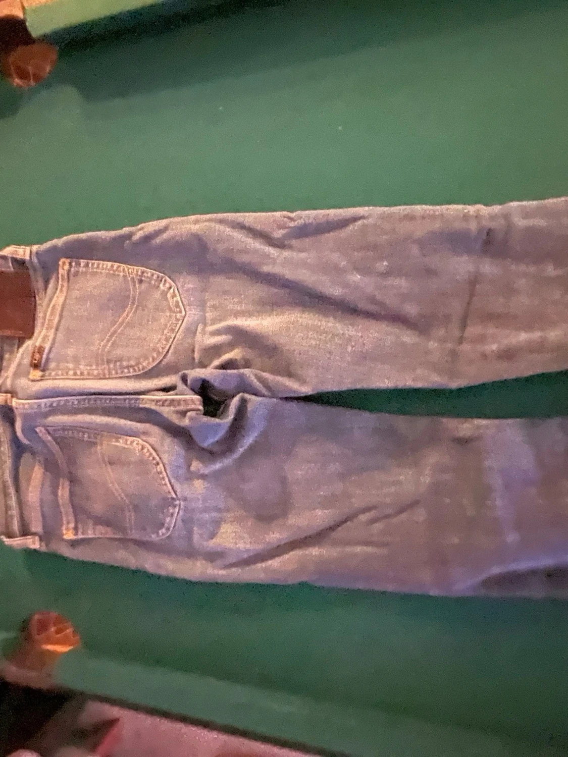 Blå raka jeans med läderpatch