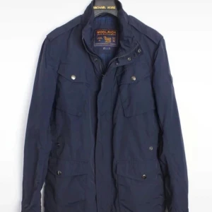 Mörkblå jacka från Woolrich - Säljer en riktigt snygg mörkblå jacka från Woolrich. Jackan är i fint skick. Säljer på grund av att den har blivit för liten tyvärr. Perfekt för höst/vår. Hör av er vid funderingar! 