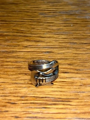Cool gitarr ring - Cool gitarr ring i bra skick. 1.8Cm diameter