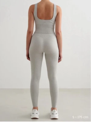 Grå ribbade leggings - Säljer ett par ljusgrå leggings med ribbad struktur och hög midja då dom inte kommer till användning. Materialet är tunt och mjukt. Passar mig som vanligtvis är en xs och 169 cm lång. Nypris 600kr 