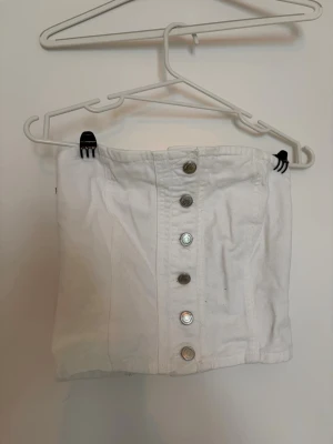 Pull&bear  korsett topp - Vit korsett topp i jeansmaterial. Storlek M men skulle säga att den sitter som storlek S. 🌷