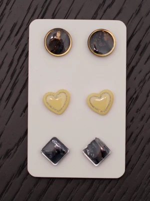 Handgjorda örhängen i polymerlera och stift i rostfritt stål stiftörhängen - Handgjorda örhängen i polymerlera och stift i rostfritt stål.  Självklart nya och oanvända. Storlek: 1,5x1,5cm.  Färgerna kan variera beroende på skärminställningar.