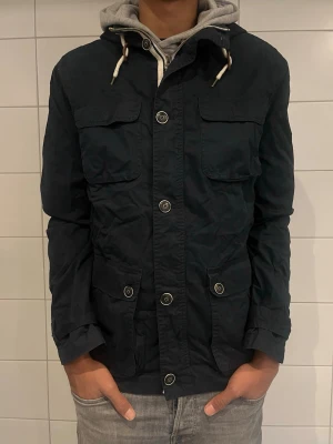 Safarijacka  - Hej! Säljer denna otroligt snygga safarijacka, perfekt nu till våren! Skriv gärna vid intresse eller funderingar. Modellen är 188 cm lång! 