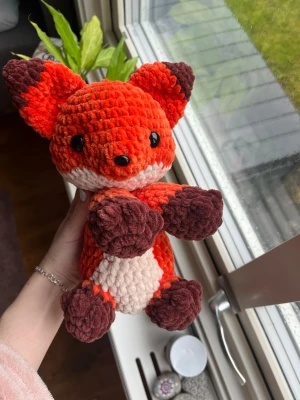 Virkad knallorange räv🧡 - Virkad knallorange räv med beige och mörkbruna detaljer.🧡 !Dessa innehåller säkerhetsögon som inte rekommenderas för barn under 3 år! 