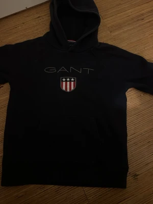 Klassisk GANT Hoodie original nypris 800kr  - Snygg mörkblå hoodie från GANT 150kr  mellan 154/160 kan absolut ha den fraktar samma dag 