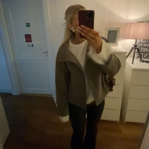 Kappa - En jättefin brun/beige kappa från Ginatricot, perfekt till vår, sommar och höst