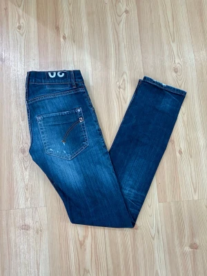 Dondup Sam Jeans - Dondup jeans i modellen ”sam”. Trendiga och efterfrågade jeans som är grisch. Skicket är 8/10, nypris cirka 3000kr. Hör av er vid frågor eller intresse! Givetvis äkta ✅dondups är små i storlekarna och dessa är relevanta till cirka W28. 