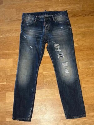DSQUARED2 JEANS - Säljer äkta fast lite slitna Dsquared2 jeans! Billigt pris och bra kvalitet!
