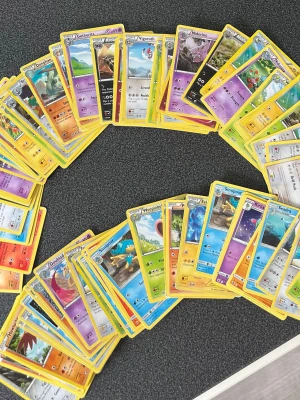90 st Pokémonkort Uncommon - 90 st kort Uncommon ( svart diamant). I fint skick, kan finns något skav på någon kant eller hörn. Alla är äkta. 