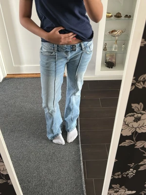 Ljusblå flared jeans! - Säljer ett par snygga jeans! Passar perfekt och är inte alls sträva. Aldrig använda men prislappen är ej kvar💕. Pris kan diskuteras💕