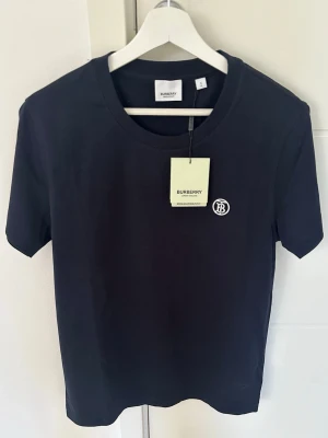 Burberry tshirt - Burberry tshirt, helt ny med tags, storlek S