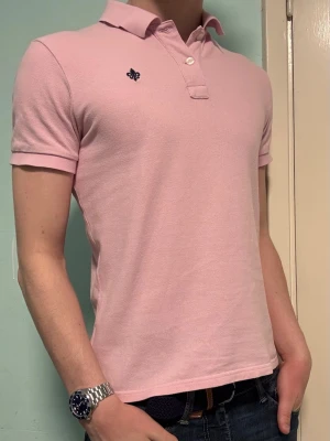 Morris piké Rosa - Säljer denna stilrena pch snygga rosa pikén ifrån Morris. Pikén är i bra skick och perfekt nu inför varmare dagar. Storlek M. Har du några frågor? Tveka inte att höra av dig😊