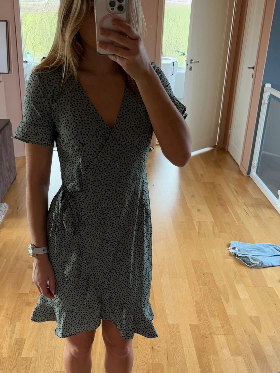 Ljusgrön omlottklänning med blommor