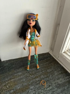 Monster high - Superfin Cleo docka som tyvärr tappat ena armen och andra handen men annars superfint skick och accessoarerna på bilden kommer med. Priset kan diskuteras