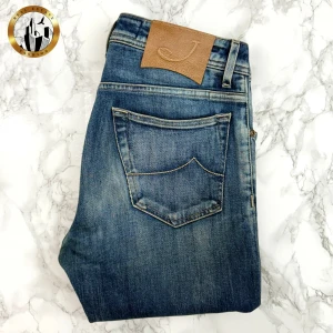 Jacob Cohën 30 - Blåa Jacob Cohën Style 688 jeans i storlek W30 i mycket bra skick. Jeansen har inga lagningar eller skavanker och är i nästintill nyskick. Tveka inte på att höra av dig för fler bilder eller vid minsta fundering! Självklart äkta. Skick: 9/10 | Mått A: 39,5cm | Mått B: 103cm | Mått C: 82,5cm 