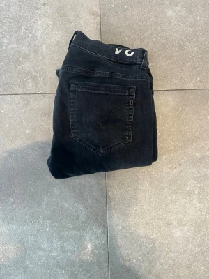 Dondup George  - Tjena, säljer nu dessa riktigt snygga Dondup George i Stl 34 skulle mer säga att dom fits W32 W33. Dom är i riktigt bra skick. Nypris 4000✅Vid minsta funderingar så är det bara att höra av sig//Allt gott 