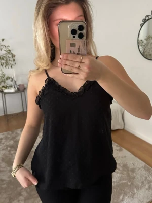 Svart linne - Ett svart linne från Bikbok i storlek S. Säljer för 39kr🥰