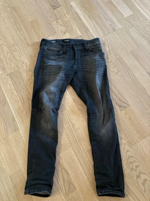 Svarta slim jeans - Jack and jones jeans slim Glenn i storlek 30/30